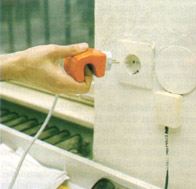 Handhabung eines Elektrostecker-Versuchsmodells
