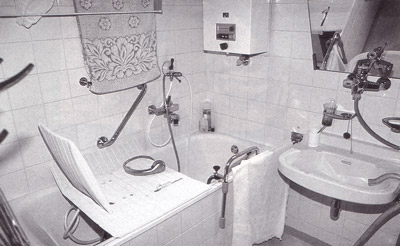 Adaption zur besseren Benutzung des Badezimmers (Badewannenlift, klappbarer Spiegel)